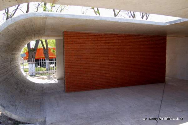 Volum contemporan cu curte interioară